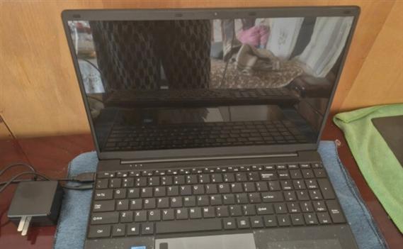 默认情况下，ubuntu会将自动安装的软件快捷方式保存在/usr/share/applications目录下，假如大家要创建桌面快捷方式，只需要右键-复制-桌面 就Ok，如图： 上面的方法是通过系统自动安装软件后实现的，有时候我们自己会从网上下载一些软件手动安装，那么，又该怎样创建软件的桌面快捷方式呢？这里以Eclipse 为例，首先到官网下载Eclipse软件包，直接解压在某个目录下，双击其中的eclipse文件，就可以启动eclipse了，不过假如每次要打开eclipse，都要从安装目录启动，是不是有些麻烦？依照下面的操作，来创建一个桌面快捷方式吧。复制代码代码如下: 2、将文件名修改为eclipse.desktop 3、给文件添加可执行权限 4、将该文件复制到桌面 注：在ubuntu11.04之前的版本中，似乎有更简单的方法来创建桌面快捷方式：右键点击桌面-创建启动器，