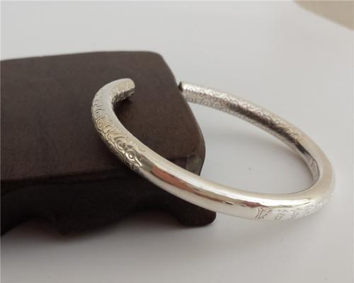 1,安装linux 复制代码代码如下: 然后是jdk: 复制代码代码如下: 复制代码代码如下: 这个命令之后需要多按几次回车,知道再次出现命令提示符。当然,这个做法也不是很安全,里面有个输入key的地方,官方的建议是,输入一首歌的歌词,呵呵,这个建议很搞笑。当然在我的步骤中,这个key就是空值了。 复制代码代码如下: 然后把整个.ssh文件夹考到所有对节点上,具体方法可以使用scp命令,具体命令由于和具体环境有关,下面不写。 这样网络就设置对差不多了。 当然具体的值,也要根据具体情况进行更改。 复制代码代码如下: 这个例子很直白,不解释。 masters里面是jobtracker和namenode所在节点的主机名或者ip地址,我的masters文件里只有一行,当然假如你想要设置多个节点作为主节点,也可以。 复制代码代码如下: 不出意外的话,现在hadoop就可以使用了。 Hadoop是一个分布式系统基础架构,由Apache基金会开发。用户可以在不了解分布式底层细节的情况下,开发分布式程序。充分利用集群的威力高速运算和存储。Hadoop实现了一个分布式文件系统(Hadoop Distributed File System),简称HDFS。HDFS有着高容错性的特点,并且设计用来部署在低廉的(low-cost)硬件上。而且它提供高传输率(high throughput)来访问应用程序的数据,适合那些有着超大数据集(large data set)的应用程序。HDFS放宽了(relax)POSIX的要求(requirements)这样可以流的形式访问(streaming access)文件系统中的数据。